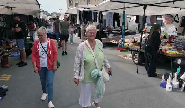 Pazar tezgahına turist ilgisi