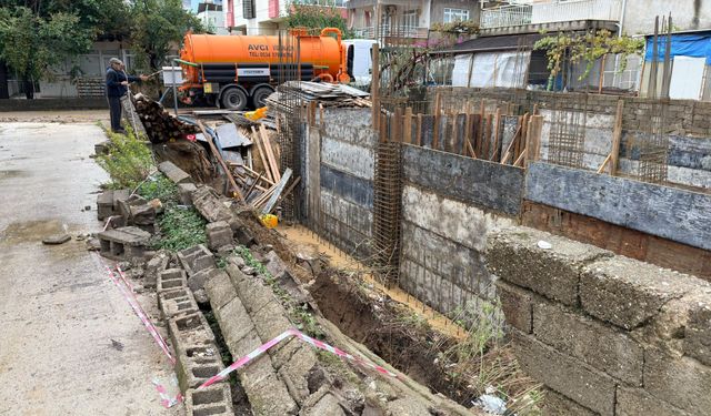 Antalya'da sağanak istinat duvarını çökertti