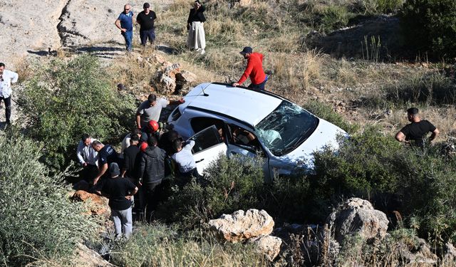 Seyir terasında 30 metreden yuvarlanan otomobilin sürücüsü yaralandı
