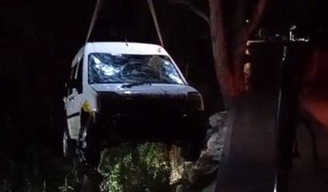 Sulama kanalına düşen araçta mahsur kalan 2 kişi kurtarıldı