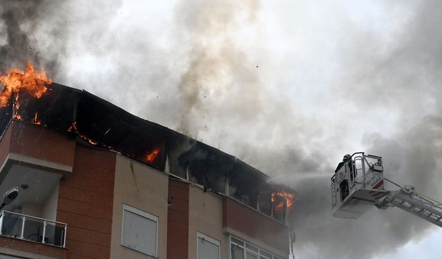 Yangında daire kullanılamaz hale geldi