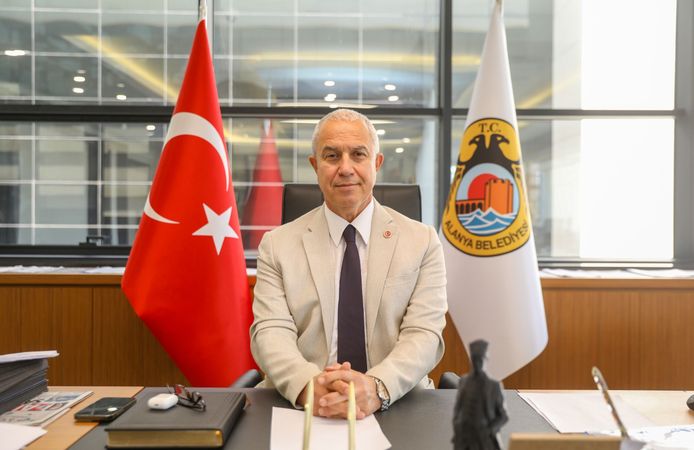 Alanya Belediye Başkanı Osman Tarık Özçelik CHP’den ihraç edildi
