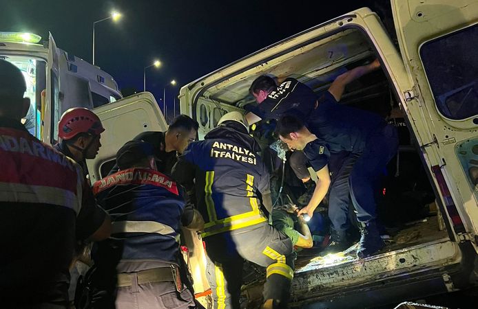 Alanya'da aracıyla istinat duvarına çarptı: 1 ölü
