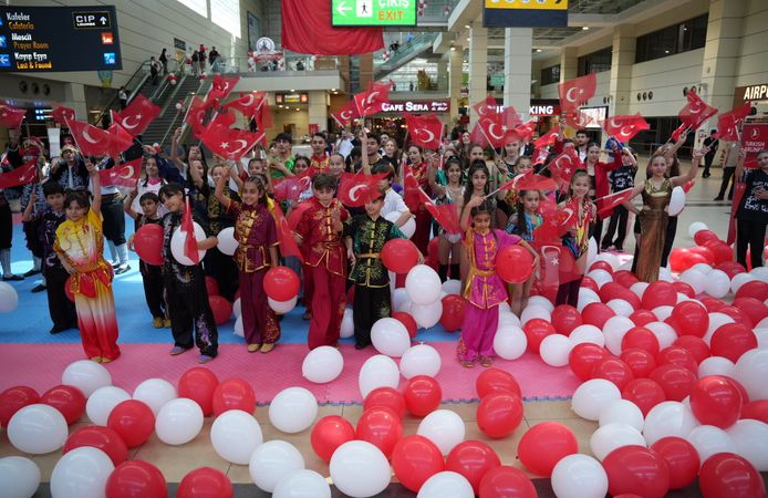 Antalya Havalimanı'nda bayram coşkusu