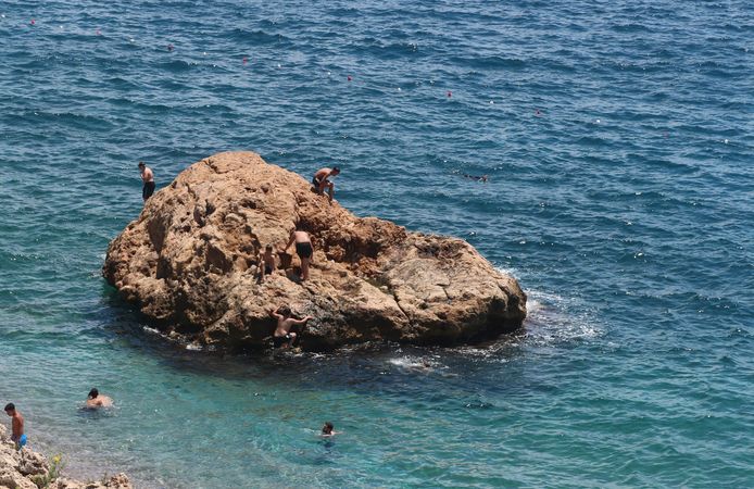 Hava ısındı, Konyaaltı Sahili'nde yoğunluk oluştu