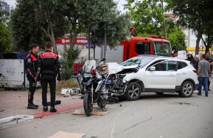 Polis motosikletiyle otomobil çarpıştı: 3 yaralı