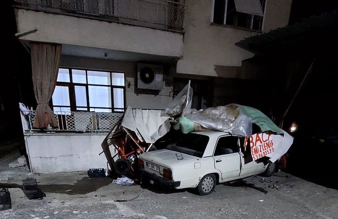 Antalya'da otomobil depoya çarptı: 1 yaralı