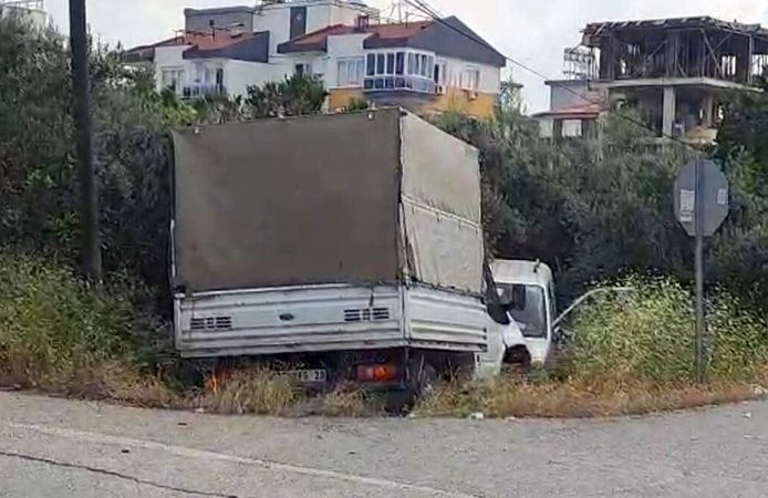 Antalya'da çarpışan 2 araç bahçeye uçtu