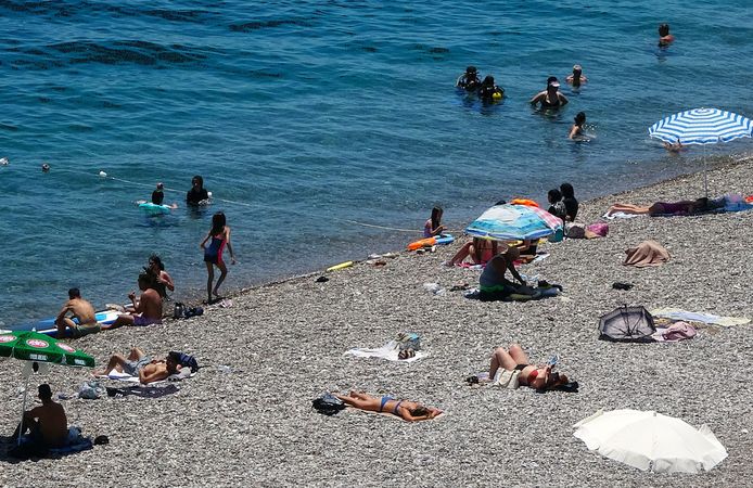 Antalya'da hava sıcaklığı 38 derece oldu, sahillerde yoğunluk yaşandı