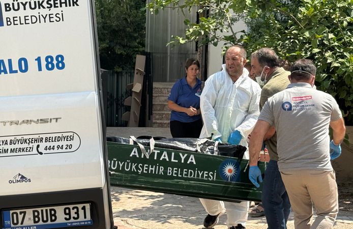 Antalya'da yalnız yaşayan Gültekin Turhan evinde ölü bulundu