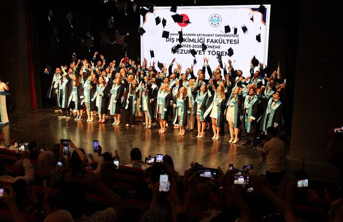 ALKÜ’de Diş Hekimliği Fakültesi’nde mezuniyet heyecanı