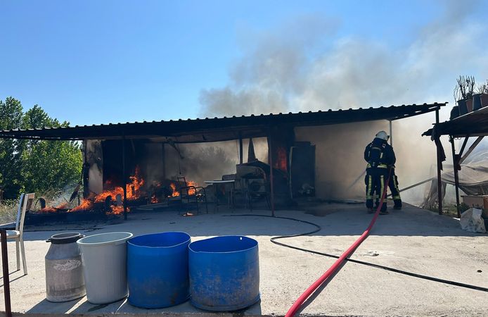 Antalya'da prefabrik evde yangın çıktı