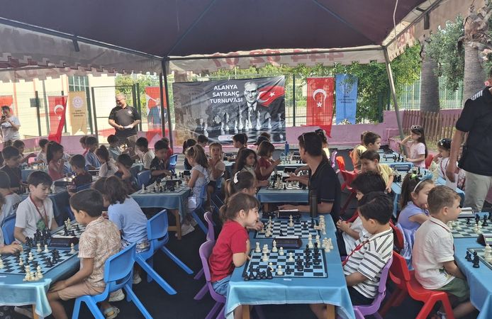 Alanya’da minik satranççılar büyük heyecan yaşadı