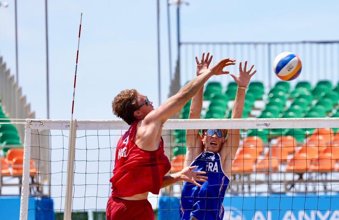 Alanya'da plaj voleybolu heyecanı başladı