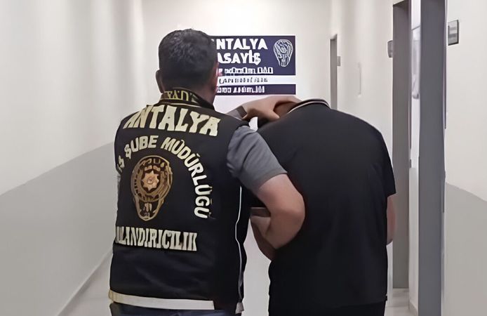 Antalya'da dolandırıcı suçüstü yakalandı