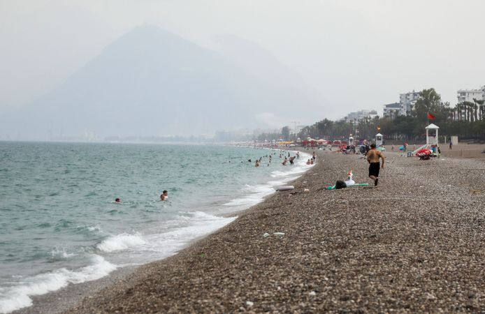 Antalya'da yağmura aldırmadan yüzmeye devam ettiler