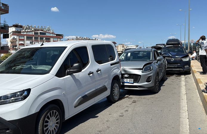 Antalya'da üst geçitte zincirleme kaza: 1 yaralı