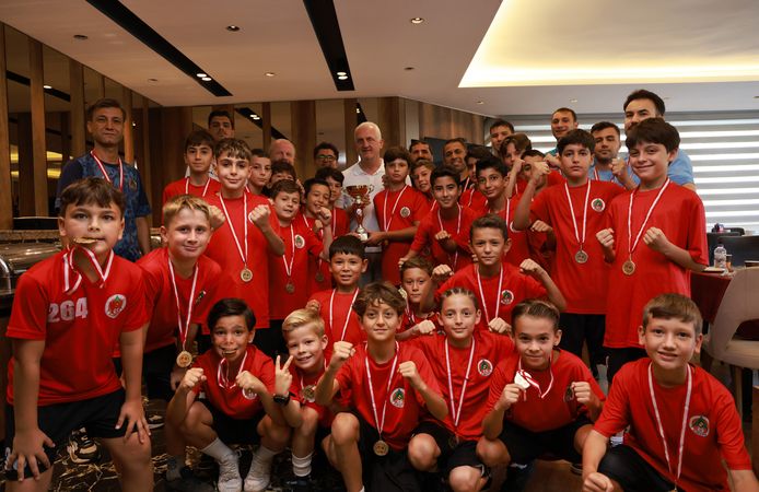 Corendon Alanyaspor U11 şampiyonluk kupasını kaldırdı!