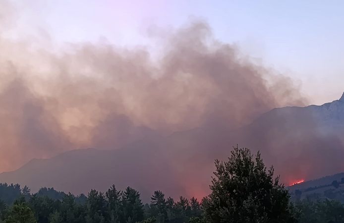 Alanya'da yangın Sapadere'den Fakırçalı Mahallesi'ne sıçradı