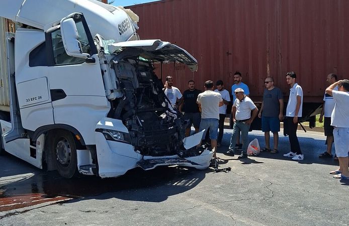 Alanya'da TIR'lar çarpıştı: 1 yaralı