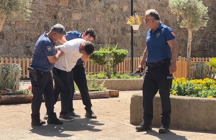 Antalya'da tarihi kapı önünde taşlı ve delici aletli kavga