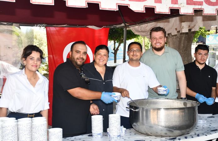 AK Parti Alanya Gençlik Kolları’ndan aşure ikramı