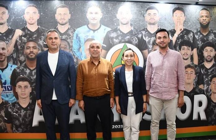 AK Parti Heyeti, Alanyaspor’u ziyaret ederek yeni sezon başarıları diledi