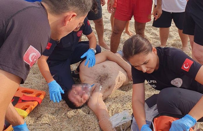 Alanya'da boğulma tehlikesi geçiren tatilciyi cankurtaran kurtardı