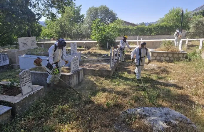 Antalya Büyükşehir ekiplerinden ilçe mezarlıklarında çalışma