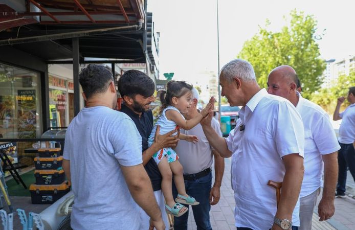 Başkan Özçelik’ten Mahmutlar’da esnaf ve vatandaş ziyareti