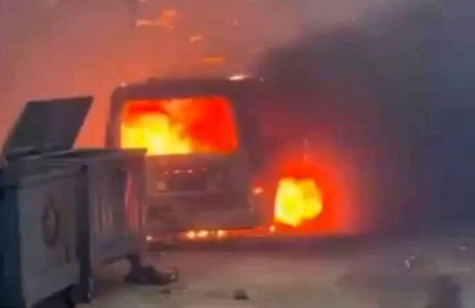 Alanya'da çalılık yangında araç ve ev hasar gördü