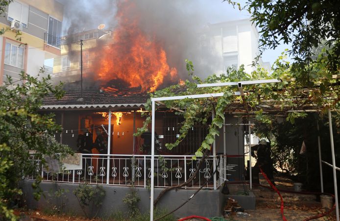 Müstakil ev yandı, para olan çanta sahibine teslim edildi