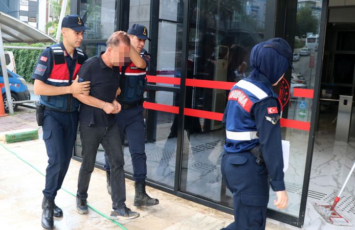 Alanya'da eşini ve kayınvalidesini bıçaklayan şüpheli adliyede
