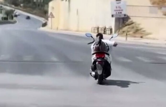 Alanya'da motosikletlinin tehlikeli hareketleri kamerada