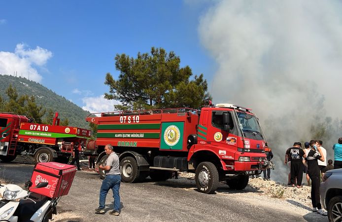 Antalya'nın 2 ilçesinde orman yangını kontrol altında