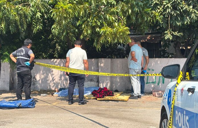 Antalya'da pazarda yarı çıplak ölü bulundu