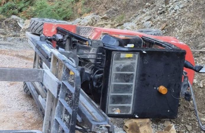 Gazipaşa'da devrilen forkliftin altında kalıp, yaralandı
