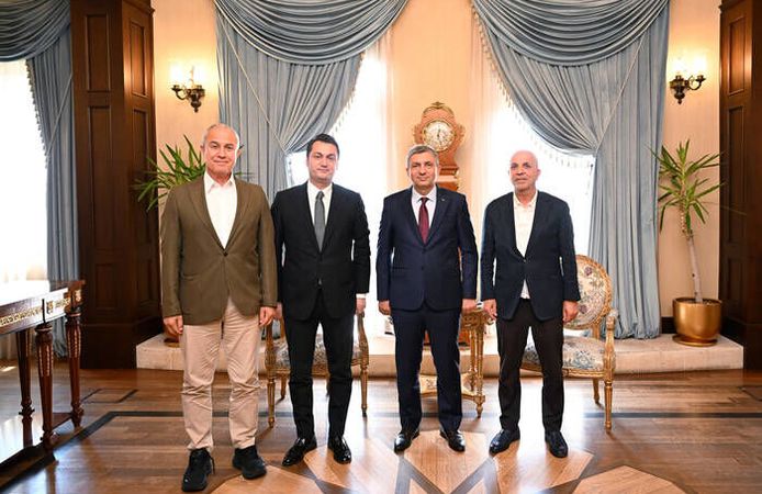Alanya protokolü Antalya Valisini ziyaret etti