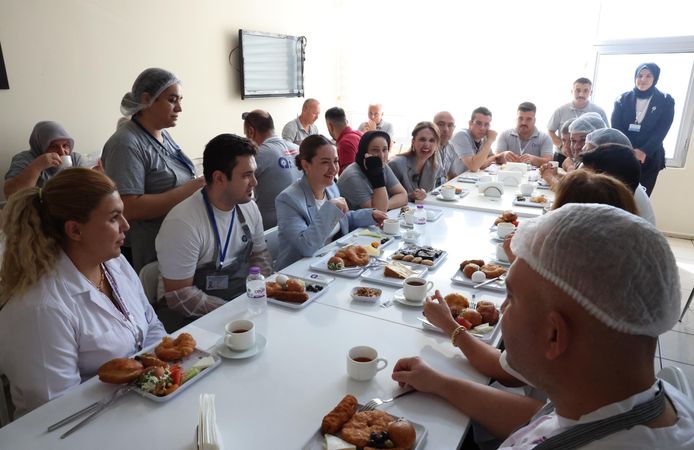 Başkan Vekili Özdemir'den aşevine ziyaret