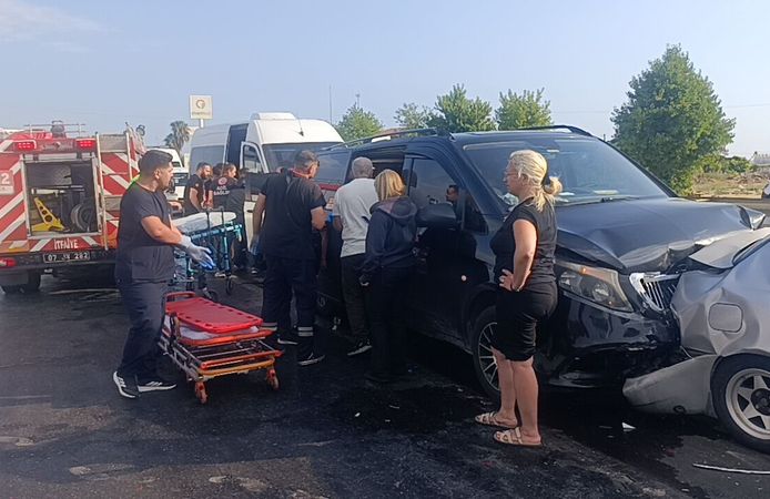 Manavgat'ta 6 araç zincirleme kazaya karıştı; 17 yaralı