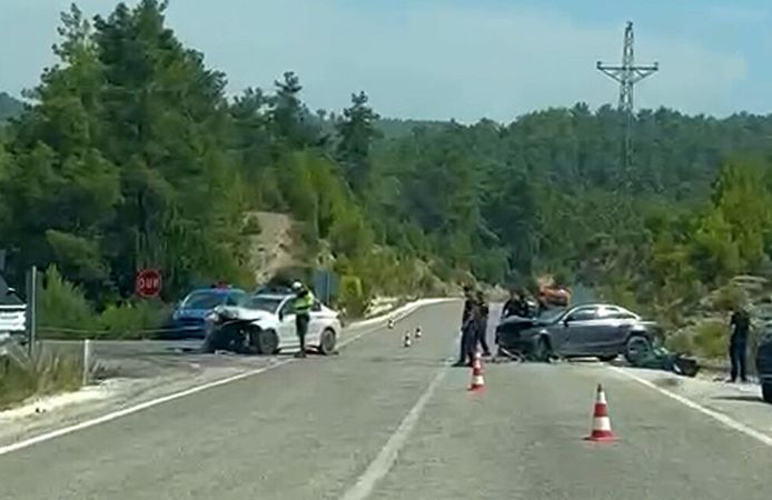 Manavgat'ta iki otomobil çarpıştı: 1 ölü, 2 yaralı