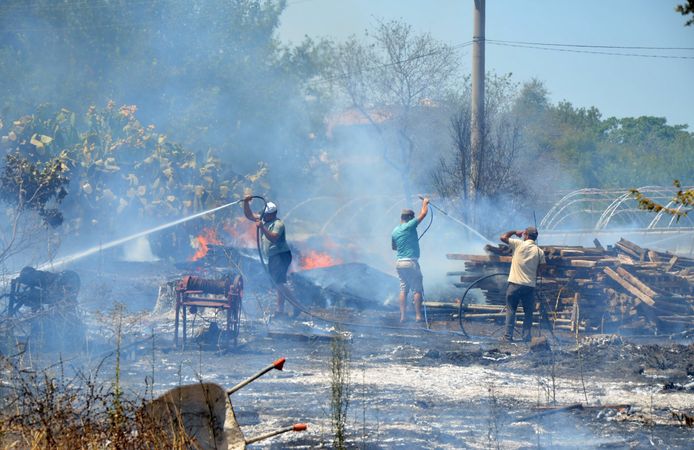 Antalya Serik'te otluk alandaki yangın büyümeden söndürüldü