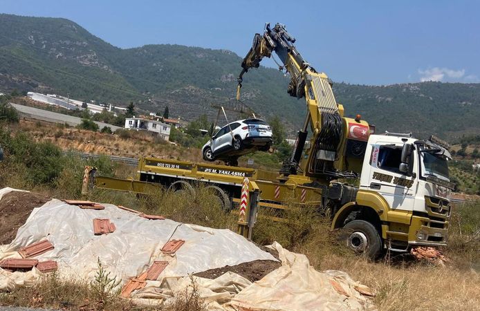 Gazipaşa'da otomobil dere yatağına uçtu