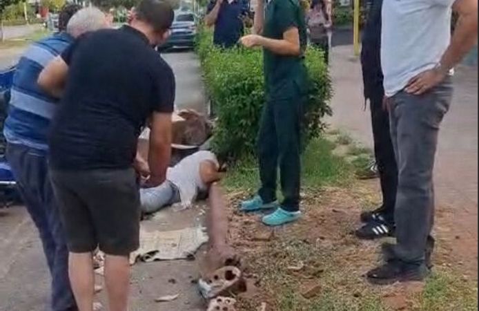Otomobil ile elektrikli bisiklet çarpıştı: 1'i ağır, 2 yaralı