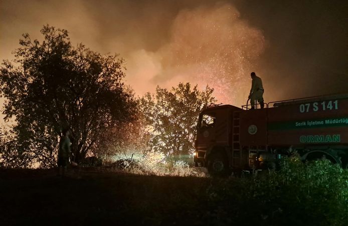 Antalya Serik'te otluk yangın rüzgarın etkisiyle büyüdü