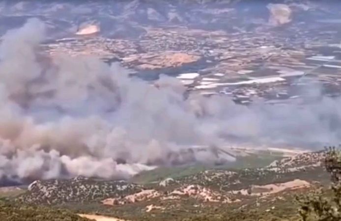 Tarım arazisinde çıkan yangın, Kaş'ta ormana sıçradı