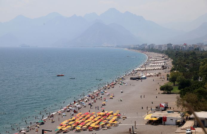 Antalya'da hissedilen sıcaklık 39 derece: Tatilciler sahilleri doldurdu