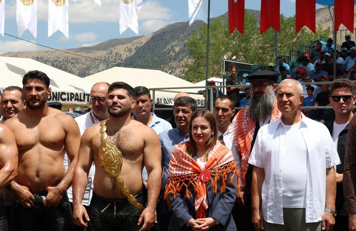 Başkan Vekili Özdemir 20. Geleneksel Gökbel Yağlı Pehlivan Güreşleri’ne katıldı
