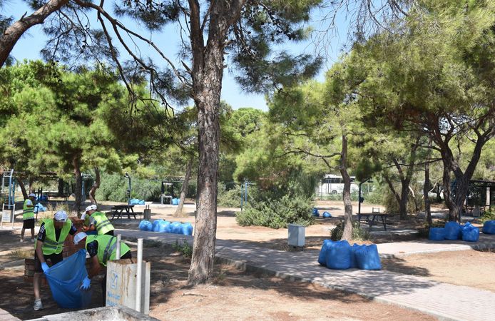 Antalya'da hükümlülerden gönüllü çevre temizliği