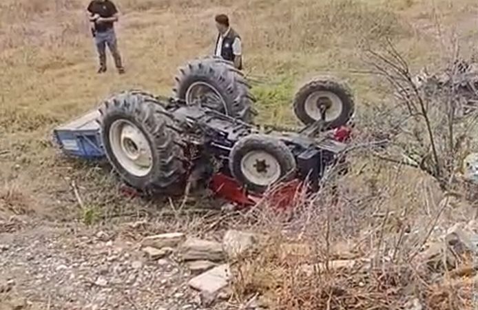 Devrilen traktörün altında kalan öğretmen hayatını kaybetti